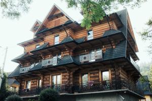 a large wooden house with a gambrel at Chałpa z bali in Zakopane