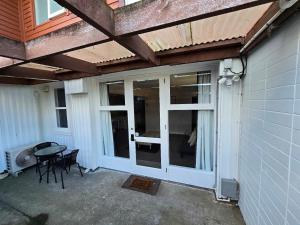 Balkon oz. terasa v nastanitvi Abode for Two and a Few Paws