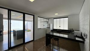 Køkken eller tekøkken på DiLUCCA Suíte 03 - Pousada Karaiba Próx UMC, Praia Clube e Shopping