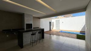 Swimmingpoolen hos eller tæt på DiLUCCA Suíte 03 - Pousada Karaiba Próx UMC, Praia Clube e Shopping