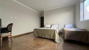 En eller flere senge i et værelse på DiLUCCA Suíte 03 - Pousada Karaiba Próx UMC, Praia Clube e Shopping + 16 billeder