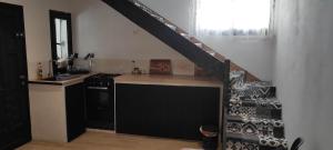 Kuchyň nebo kuchyňský kout v ubytování F2 duplex proche corniches plages et promenades + 2 fotografie