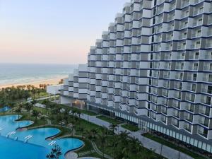 Bazén v ubytování The Arena Cam Ranh Resort nebo v jeho okolí