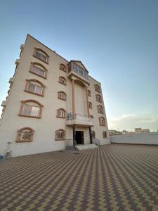 a large building on top of a roof at منازل الباحة للشقق الفندقية in Al ‘Āmirah