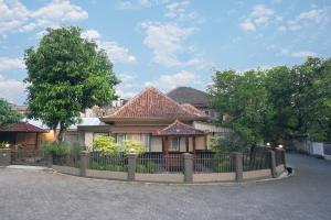 SentoolYuwono Hotel & Villa Malioboro的有栅栏的房子