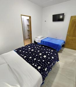 Cama o camas de una habitación en Apartahotel La Gruta