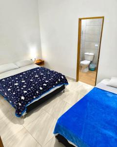 Cama o camas de una habitación en Apartahotel La Gruta