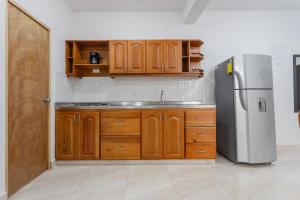 Una cocina o zona de cocina en Apartahotel La Gruta