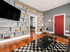 Uma TV ou centro de entretenimento em Columbus St Haus German Villagepetsok