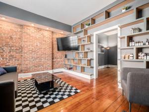Uma TV ou centro de entretenimento em Columbus St Haus German Villagepetsok