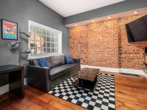 Uma TV ou centro de entretenimento em Columbus St Haus German Villagepetsok