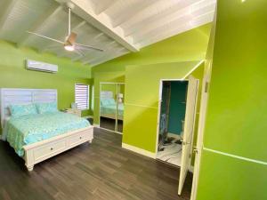 Postel nebo postele na pokoji v ubytování Luxury 2bed 2bath Condo In Downtown Red Hook