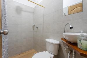 Un baño de Apartahotel La Gruta