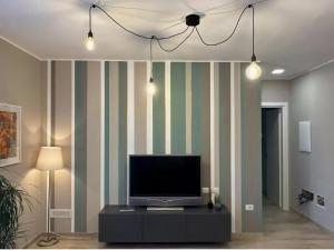 a living room with a tv on a striped wall at Apartment in Esanatoglia near Apennines Trails in Esanatoglia