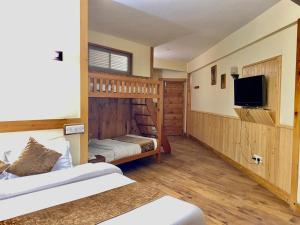 TV in/ali zabaviščno središče v nastanitvi The Vashisht, Manali - A Four Star Luxury Hotel