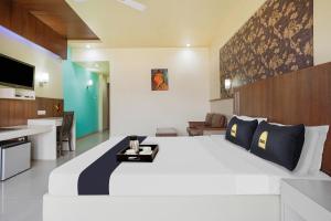 TV a/nebo společenská místnost v ubytování Hotel Tela Suite Near IGI Airport Delhi