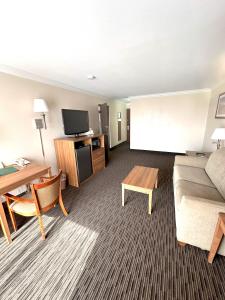 Et tv og/eller underholdning på Sunflower Inn & Suites