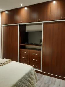 Postel nebo postele na pokoji v ubytování Chuflay Apartments, Barrio El Molino pleno centro Tarijeño