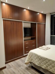 Postel nebo postele na pokoji v ubytování Chuflay Apartments, Barrio El Molino pleno centro Tarijeño