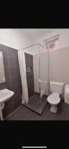 Koupelna v ubytování Wallaby Backpackers Hostel Perth - note - Valid passport required to check in -