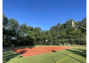 Tenis a/nebo squash v ubytování Areál Kamínka - CHATKA STANDARD nebo okolí