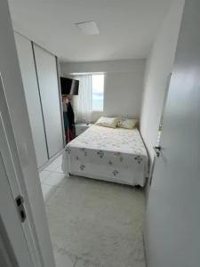 Ένα ή περισσότερα κρεβάτια σε δωμάτιο στο Apartamento a Beira mar +7 φωτογραφίες