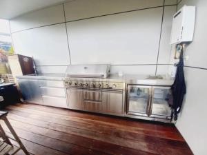 Kuchyň nebo kuchyňský kout v ubytování Moko Hiwi Escape - Kotare Suite