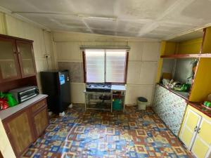 Habitación con cocina y suelo de baldosa. en Hakim Homestay, en Kuala Terengganu