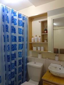 ein Badezimmer mit Toilette und Waschbecken in der Unterkunft Condo in Pasig in Manila