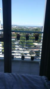 イロイロにあるmegaworld iloilo city, one madison luxury residencesの駐車場が見える寝室