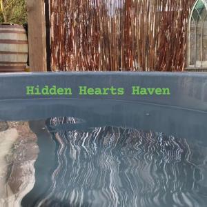 Fotografie z fotogalerie ubytování Hidden Hearts Hottub Haven v destinaci Roscrea