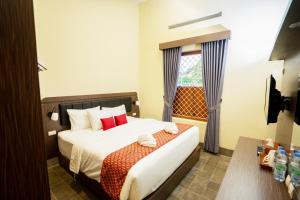 Postel nebo postele na pokoji v ubytování Yuwono Hotel & Villa Malioboro