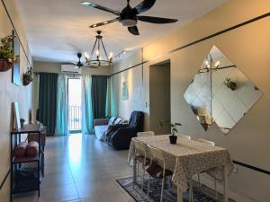 Χώρος καθιστικού στο Sweet Homestay Meritus by Moowin