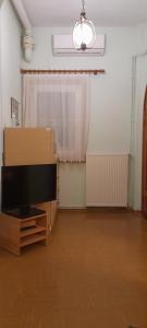 a living room with a flat screen tv on a dresser at Karya House in Kariá