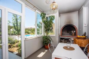 Una sala de estar con una mesa y una chimenea. en Villa Knez, en Gata