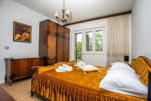 Un dormitorio con una cama grande con toallas. en Villa Knez, en Gata 51 fotos más