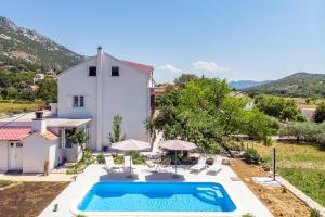 - Vistas al exterior de una villa con piscina en Villa Knez, en Gata
