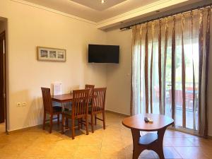 Televízia a/alebo spoločenská miestnosť v ubytovaní Eleonas Apartments