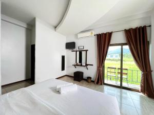 Un pat sau paturi într-o cameră la The Green Season Resort