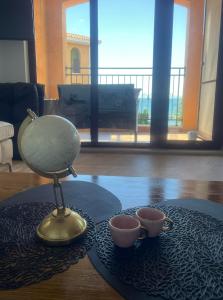 TV a/nebo společenská místnost v ubytování Marina Cape Sky View Lux Apartment in Aheloy