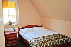 シフィエラドゥフ・ズドルイにあるWilla Ostojaの小さなベッドルーム(ベッド1台、窓付)