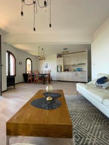 Kuchyň nebo kuchyňský kout v ubytování Marina Cape Sky View Lux Apartment in Aheloy