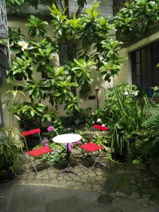 a table and four chairs in front of a building at Ferienwohnung Zilliken in Treis-Karden