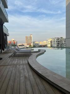 สระว่ายน้ำที่อยู่ใกล้ ๆ หรือใน Pandanas Apt 3 (Darwin CBD, Harbour views)