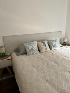 Un dormitorio con una cama grande con almohadas. en Casa Lantana 35, en Playa del Carmen 33 fotos más