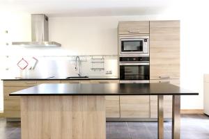 Η κουζίνα ή μικρή κουζίνα στο Cozy Alpine Stay Séjour cosy au centre