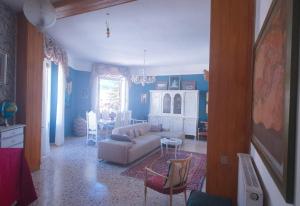 a living room with a couch and a table at VIBE SPOLETO, Stazione a 150 mt, parcheggio gratuito in Spoleto