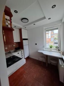 a kitchen with a sink and a window in it at Przytulny 2-pokojowy apartament na wakacje w Gdańsku in Gdańsk
