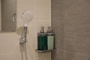 una ducha con secador de pelo en un baño en 島内小宿, en Osaka 91 fotos más