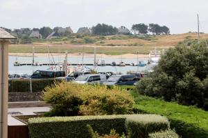 Un estacionamiento con autos estacionados en un puerto deportivo. en Petit appartement calme vue sur havre de Carteret, en Barneville-Carteret